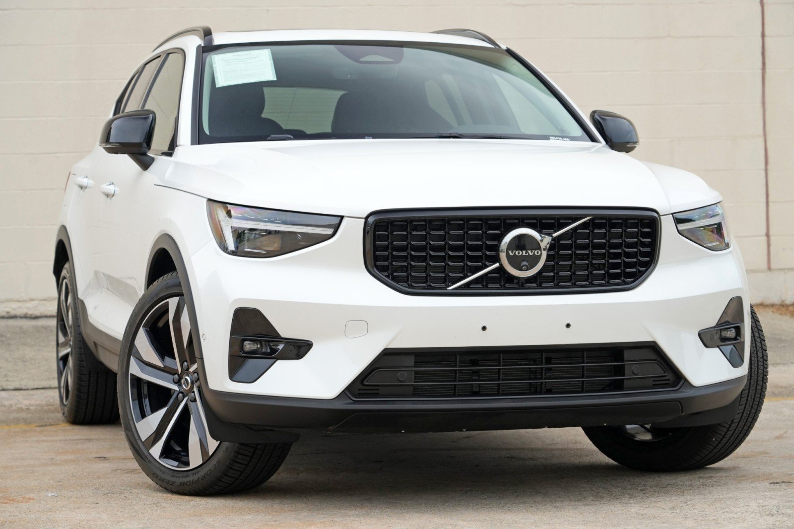 Used 2025 Volvo XC40 B5 Plus w/ Protection Package Premier AWD/4WD image 4
