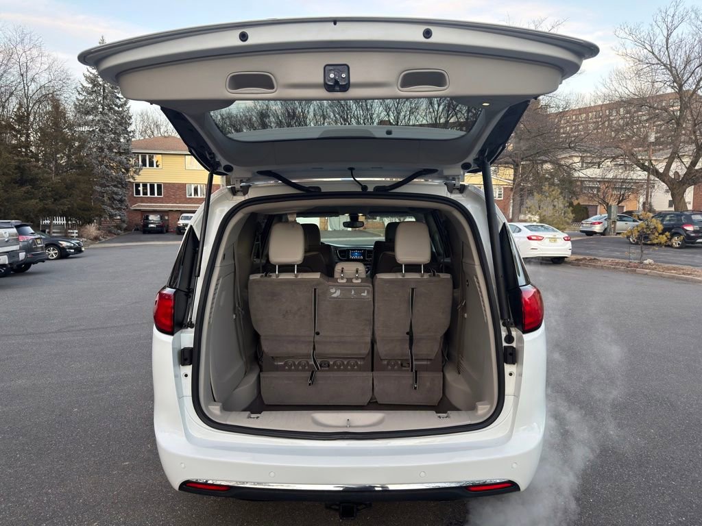 Used 2018 Chrysler Pacifica Touring-L FWD image 23