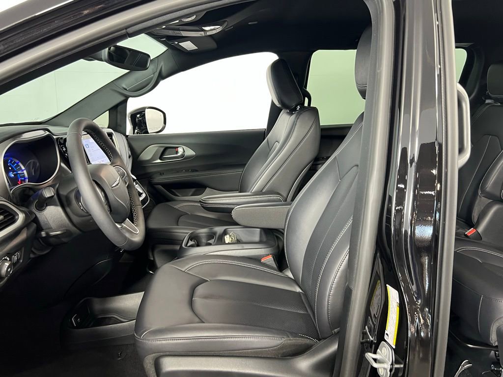 Used 2025 Chrysler Pacifica Select image 23
