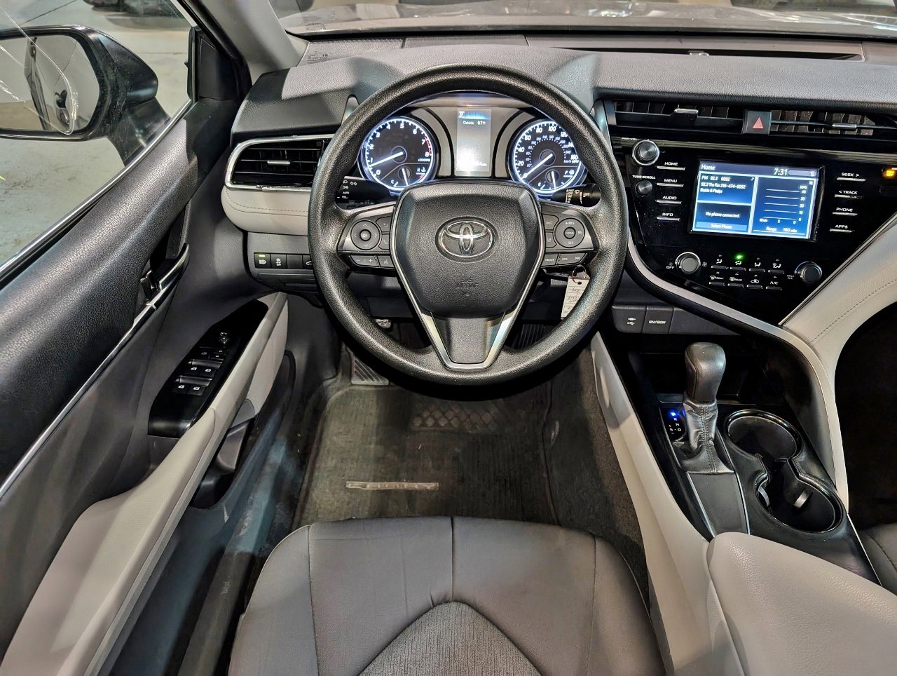 Used 2018 Toyota Camry LE image 2