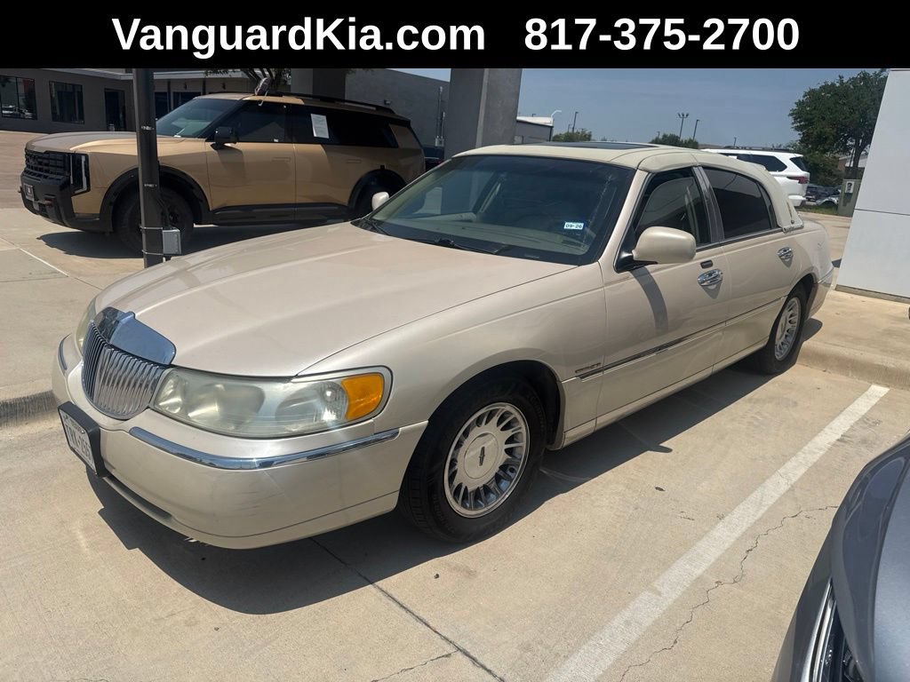 Used 2001 Lincoln Town Car Cartier RWD image 1