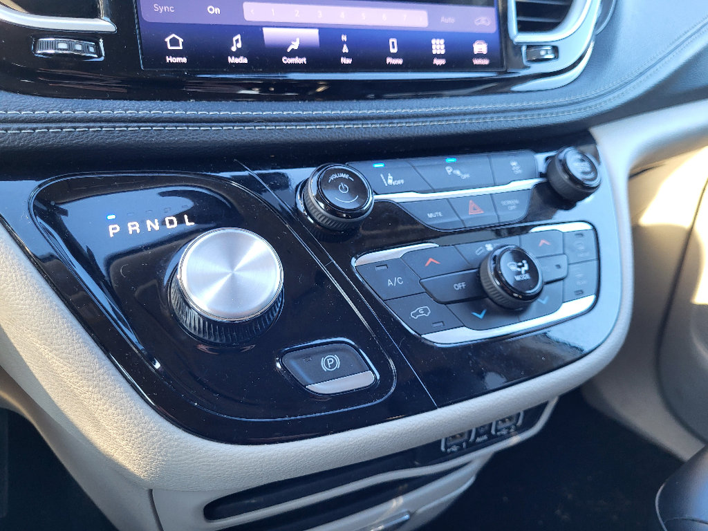 Used 2024 Chrysler Pacifica Select image 6