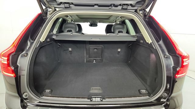 Certified 2024 Volvo XC60 B5 Plus w/ Protection Package Premier AWD/4WD image 40