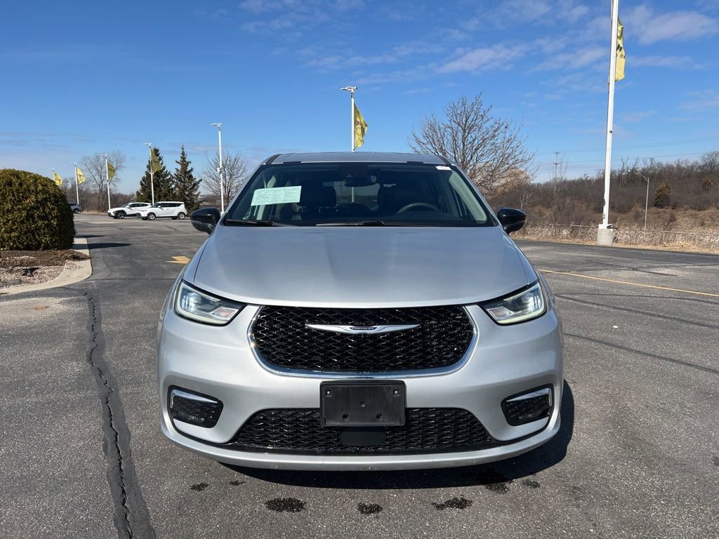 Used 2024 Chrysler Pacifica Touring-L image 2