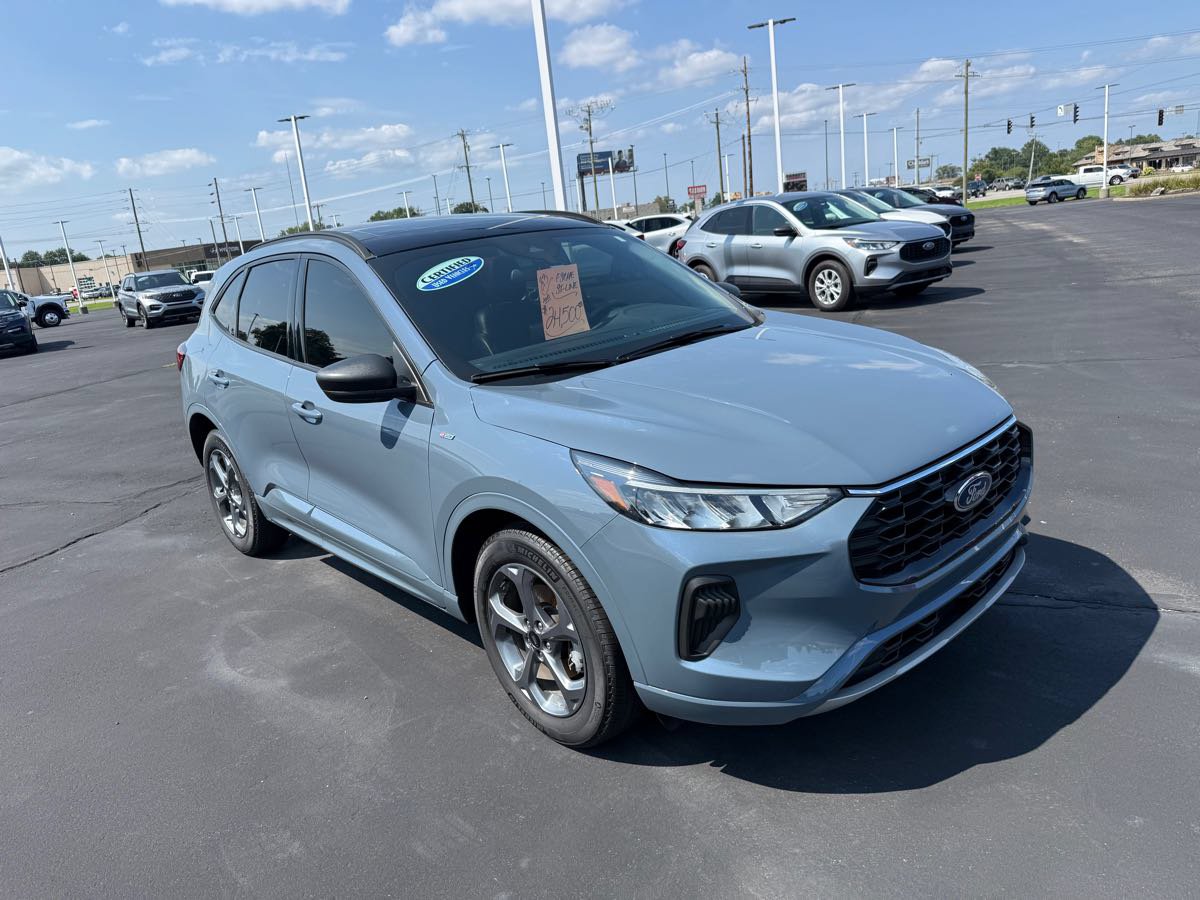 Used 2023 Ford Escape ST-Line w/ Tech Pack #1 AWD/4WD image 3