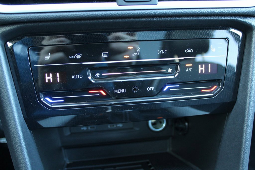 Certified 2025 Volkswagen Taos SE image 14