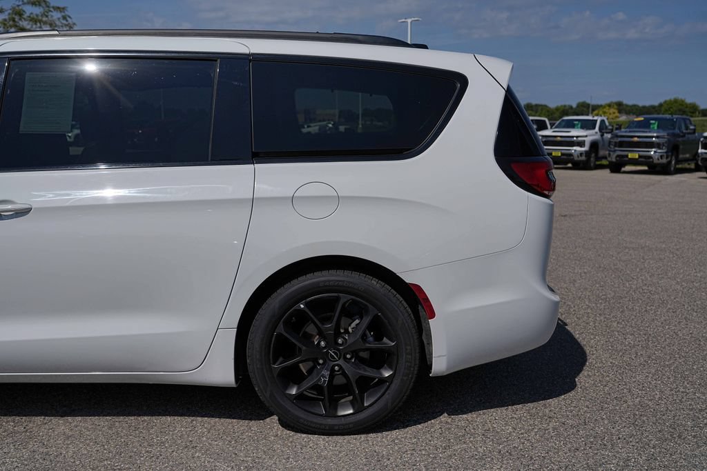 Used 2025 Chrysler Pacifica Limited FWD image 12