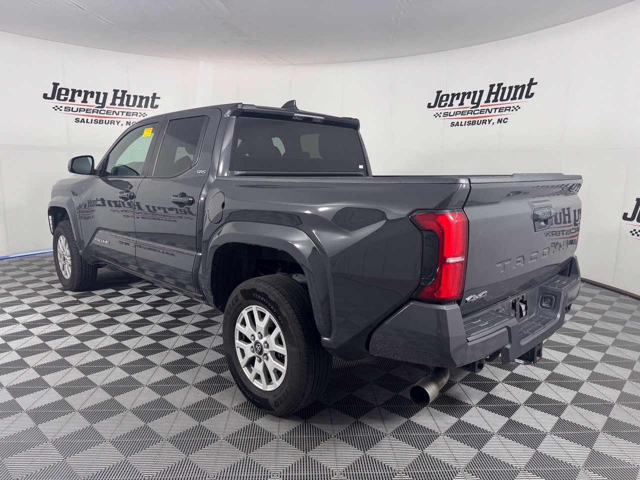 Used 2025 Toyota Tacoma SR5 AWD/4WD image 9