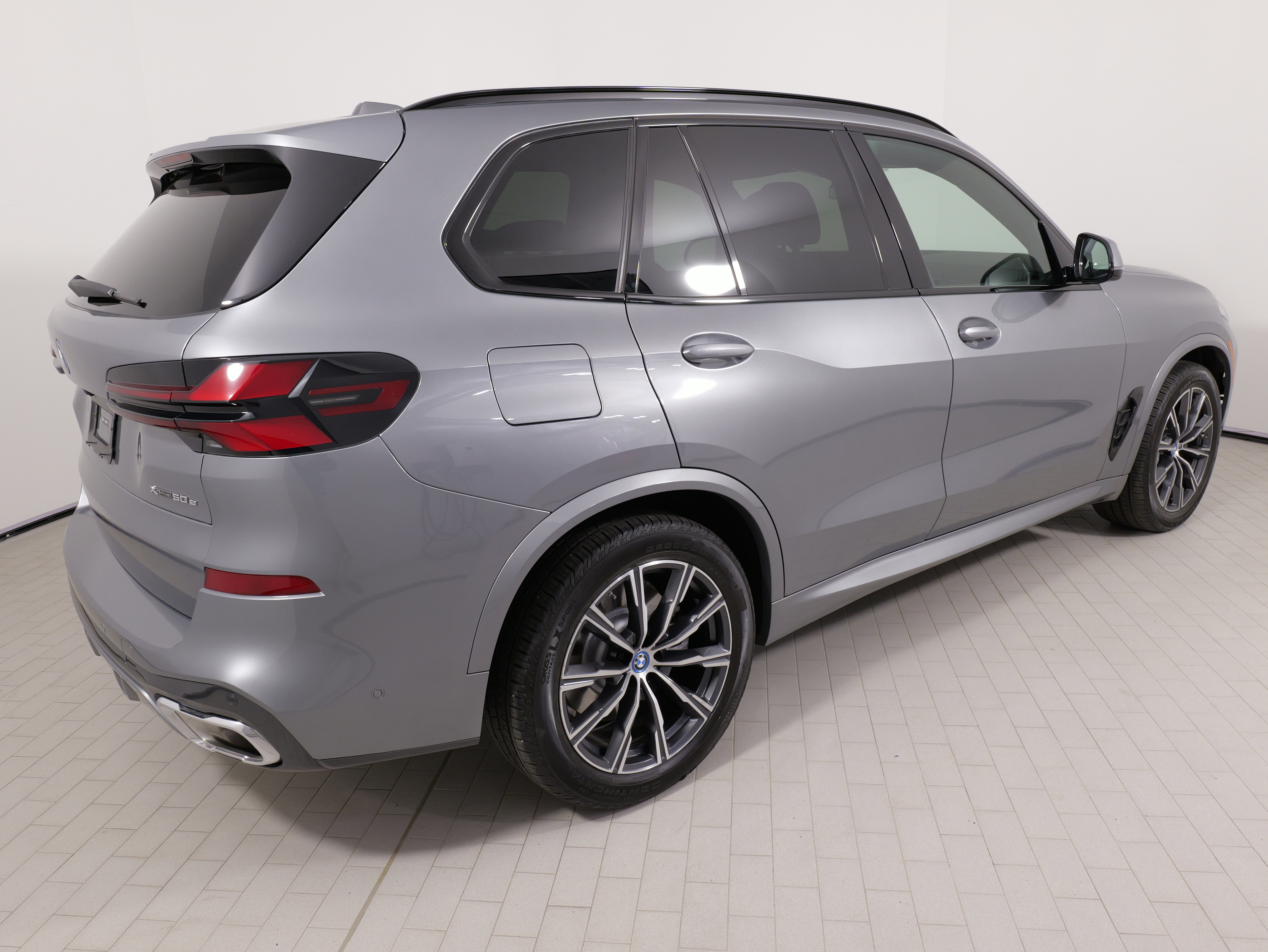Used 2025 BMW X5 xDrive50e w/ M Sport Package AWD/4WD image 9