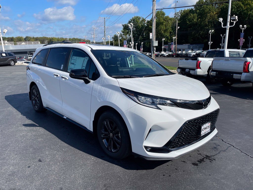 New 2026 Toyota Sienna XSE AWD/4WD image 2