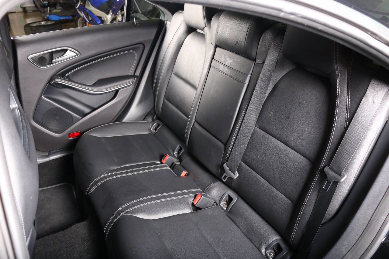 Used 2018 Mercedes-Benz CLA 250 4MATIC image 32