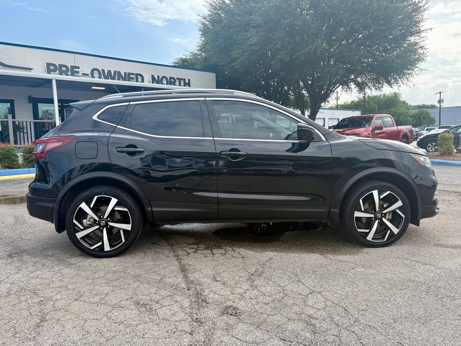 Used 2022 Nissan Rogue Sport SL AWD/4WD image 2
