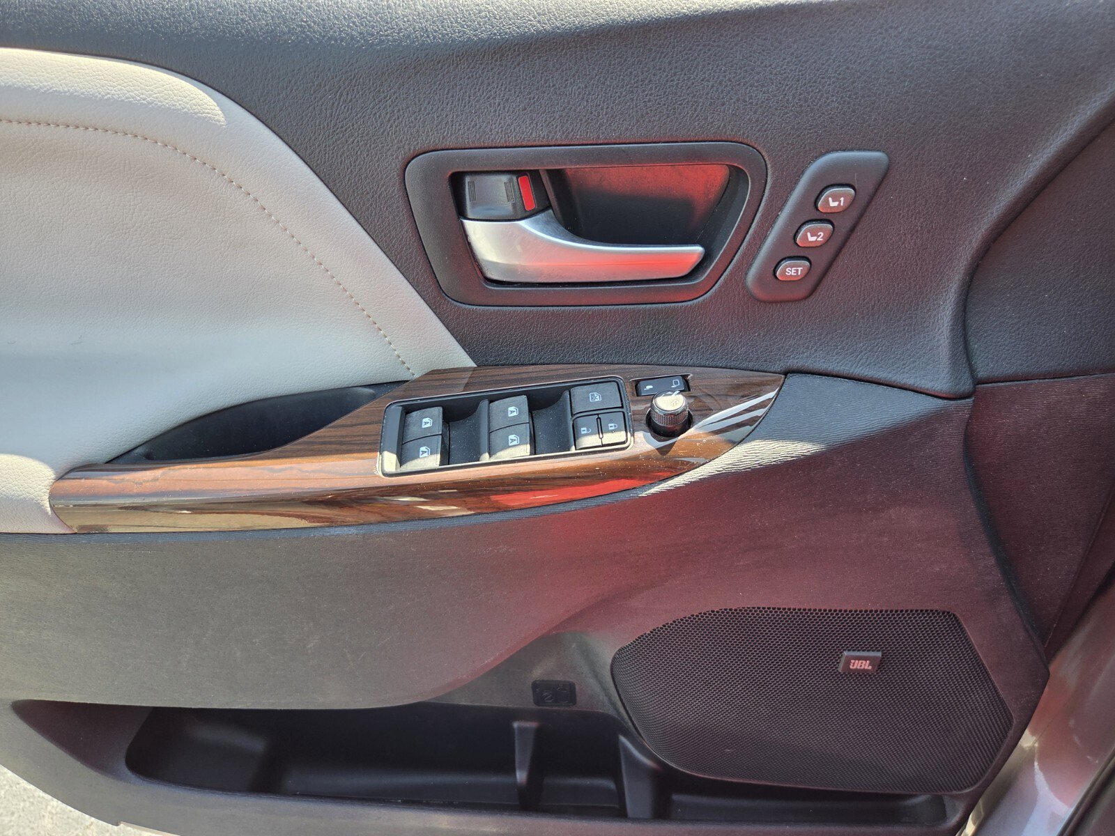 Used 2015 Toyota Sienna Limited image 26