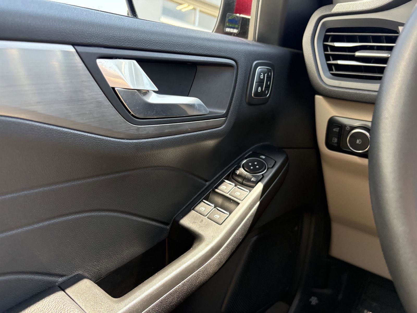 Used 2022 Ford Escape Titanium w/ Class II Trailer Tow Package image 13