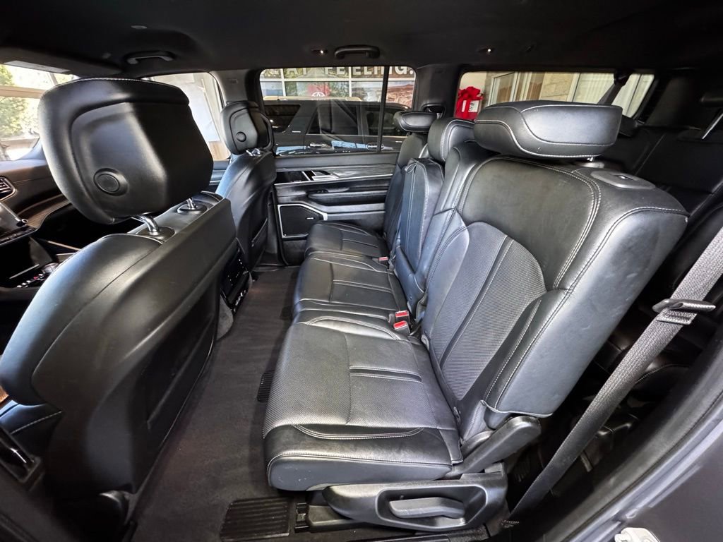 Used 2024 Jeep Wagoneer L Series II w/ Flexible Seating Group AWD/4WD image 39