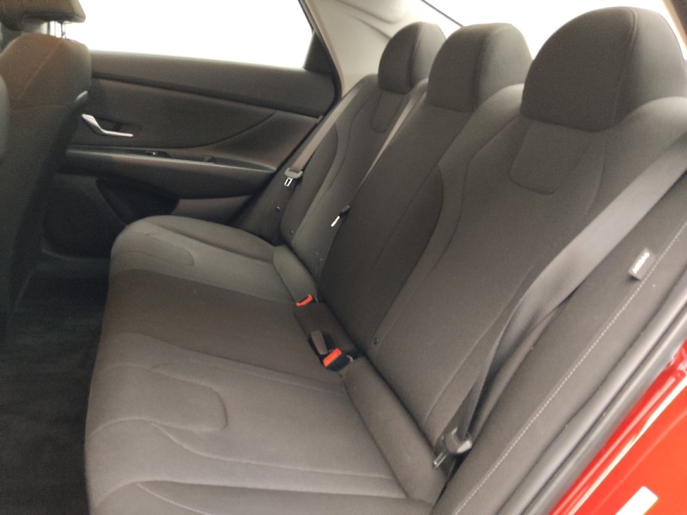 Used 2025 Hyundai Elantra SE image 18