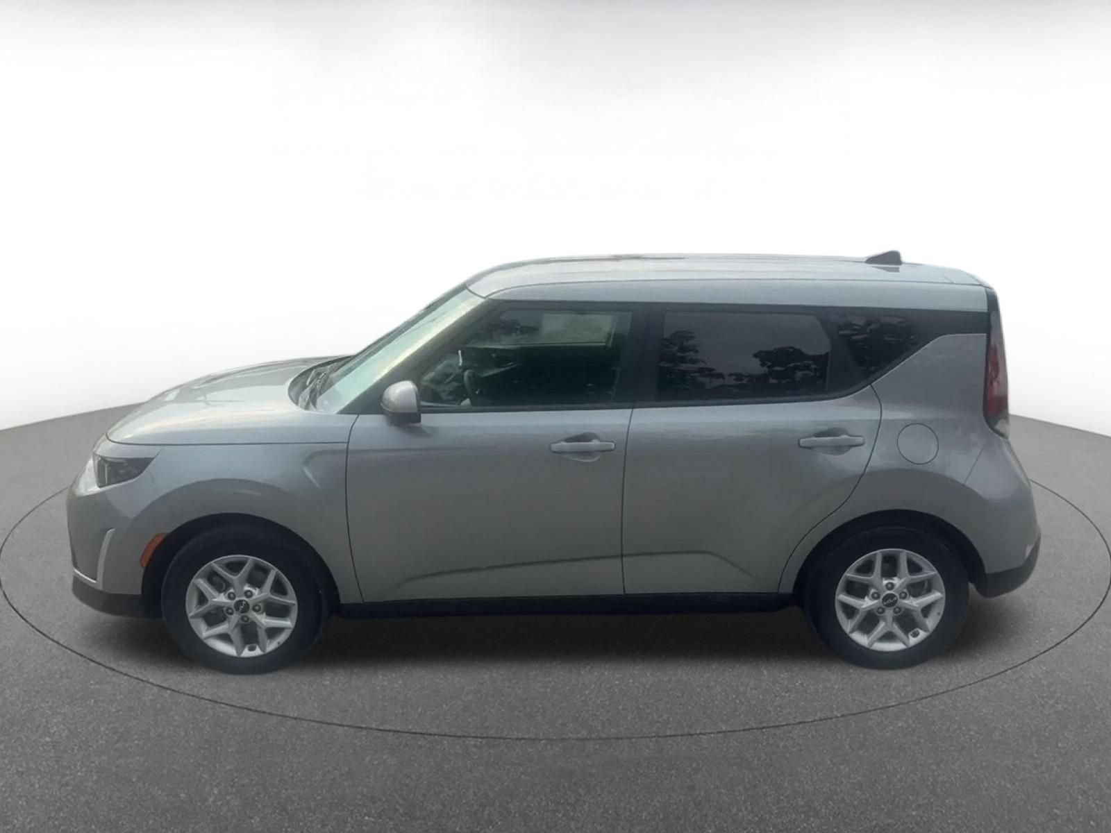 Used 2025 Kia Soul LX w/ LX Technology Package FWD image 8