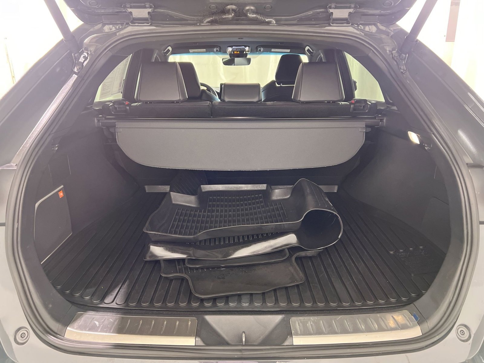 Used 2024 Toyota Venza XLE image 25