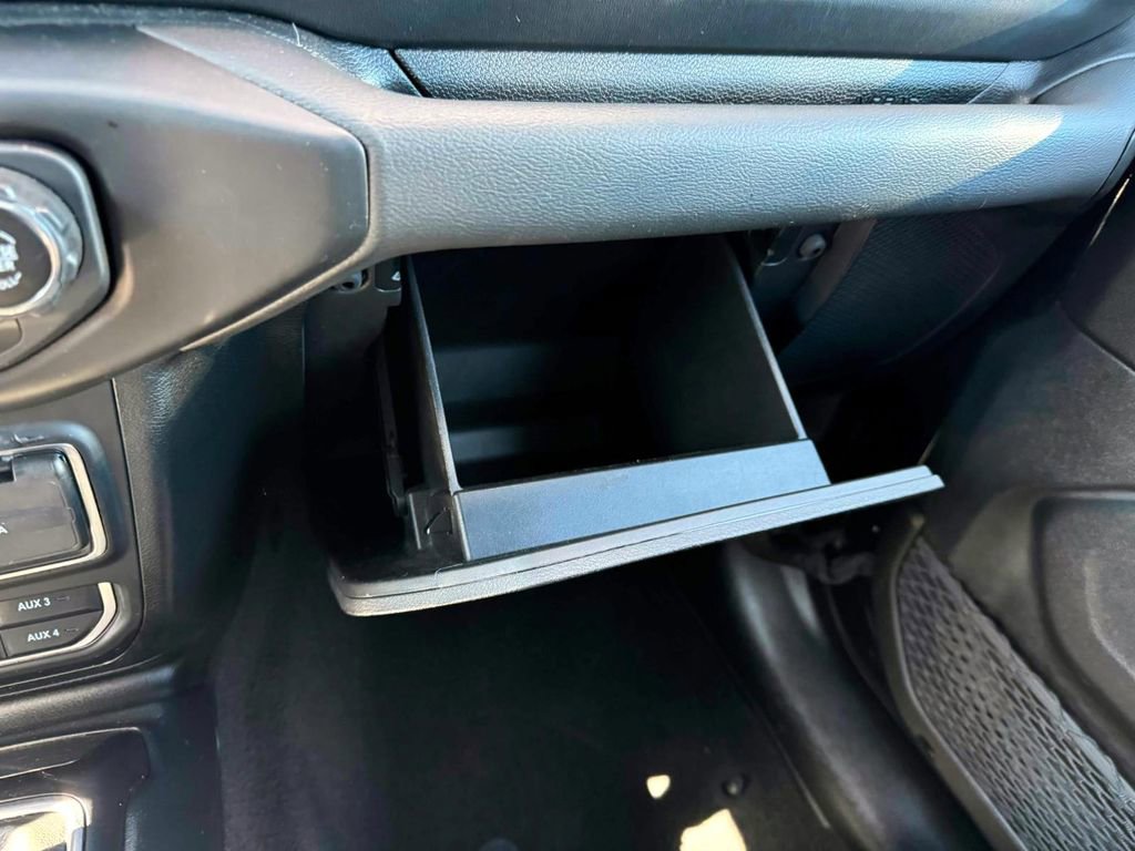 Used 2022 Jeep Wrangler Unlimited Sahara w/ Cold Weather Group image 31