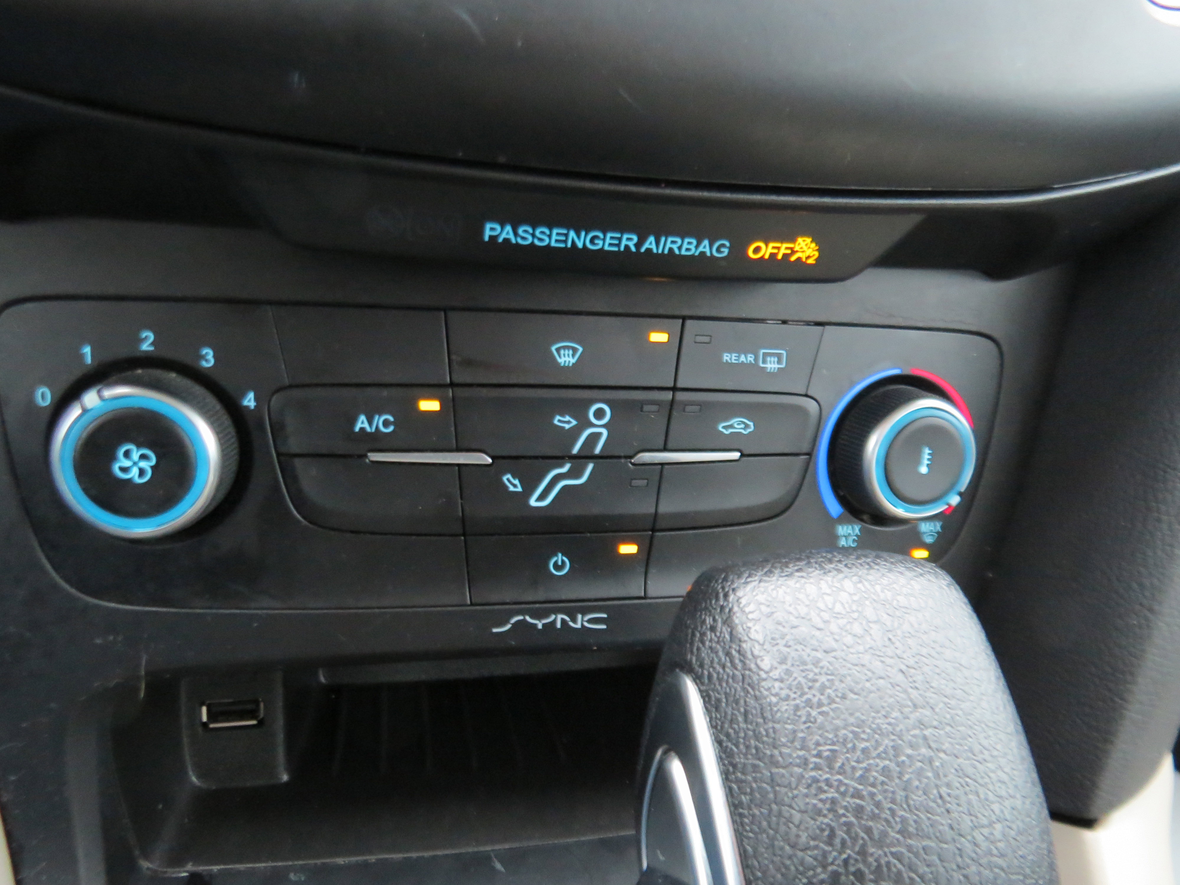 Used 2018 Ford Focus SE w/ SE Appearance Package image 20