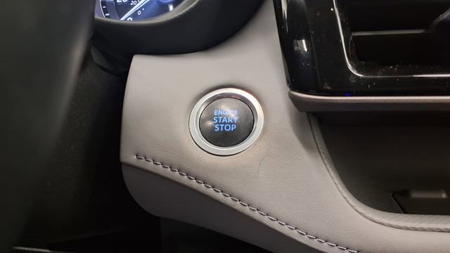 Used 2020 Toyota Highlander XLE image 30