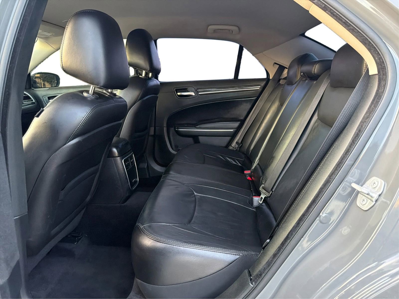 Used 2018 Chrysler 300 Touring L image 10