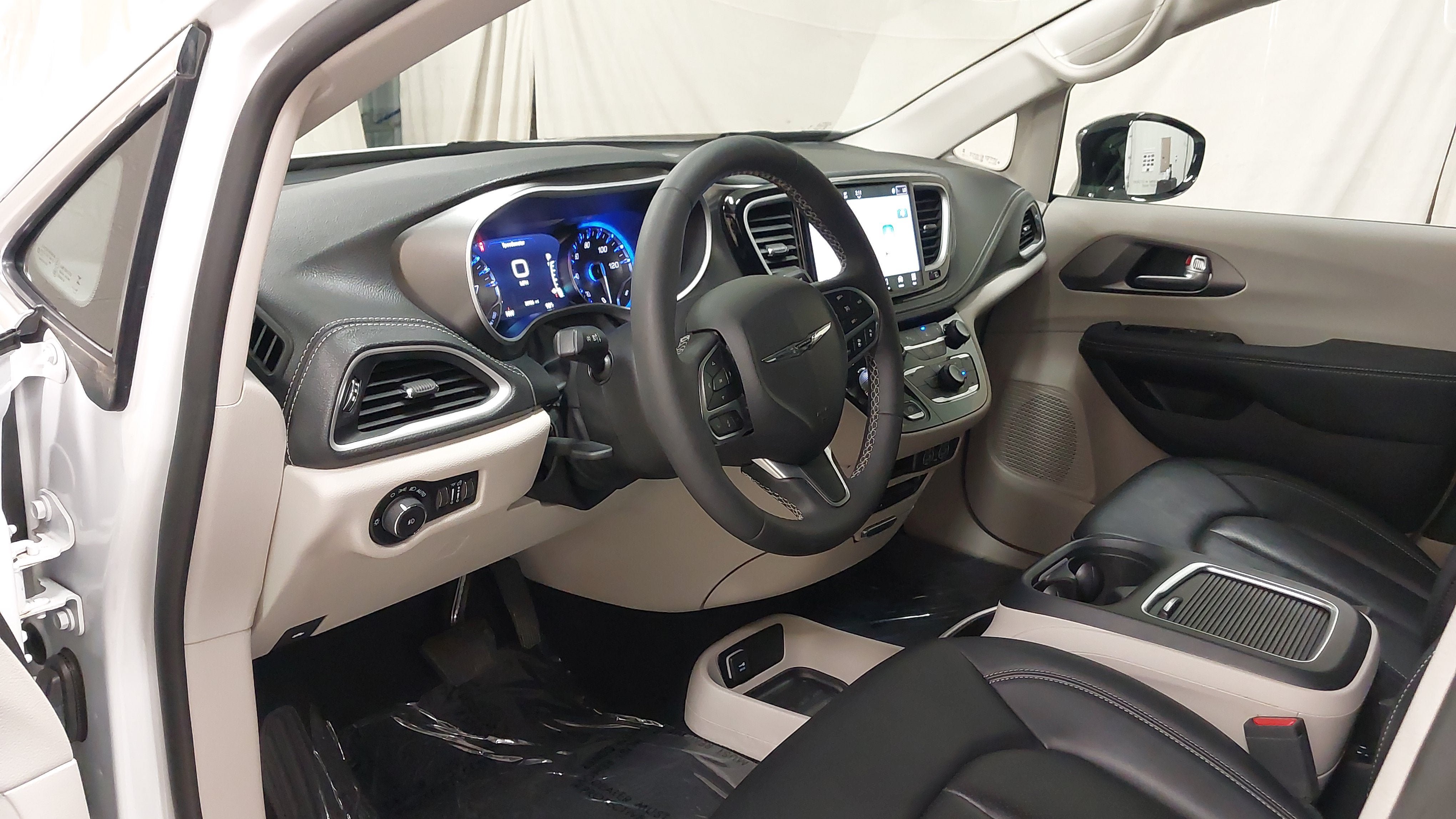 Used 2024 Chrysler Pacifica Touring-L w/ Uconnect Theater Family Group FWD image 18