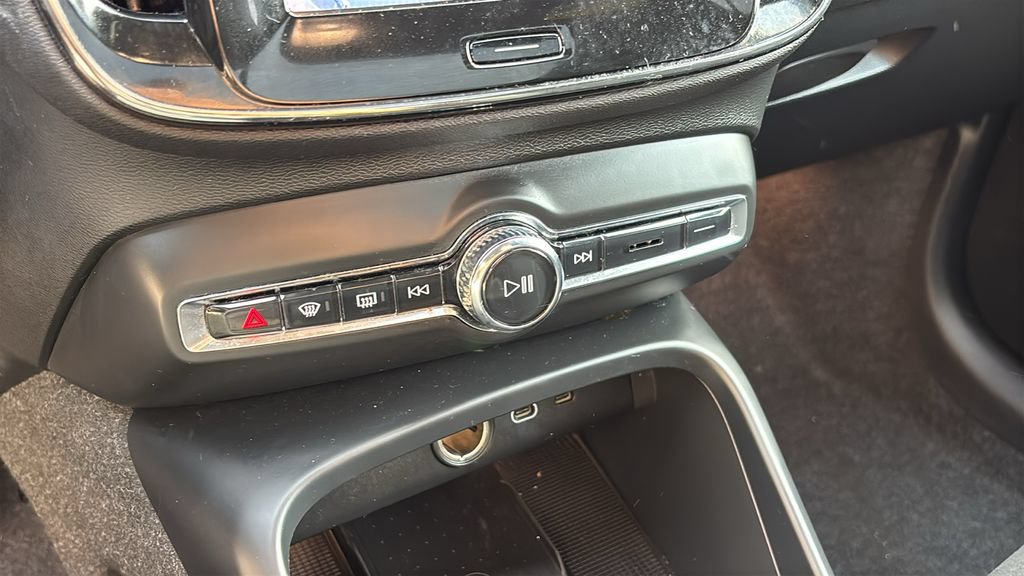 Certified 2025 Volvo XC40 B5 Plus AWD/4WD image 20