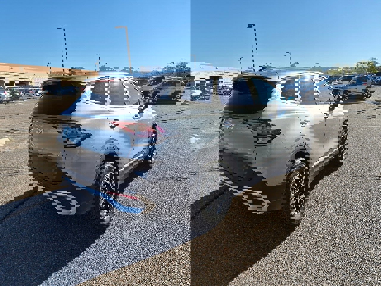 Used 2024 Kia Sportage LX image 3