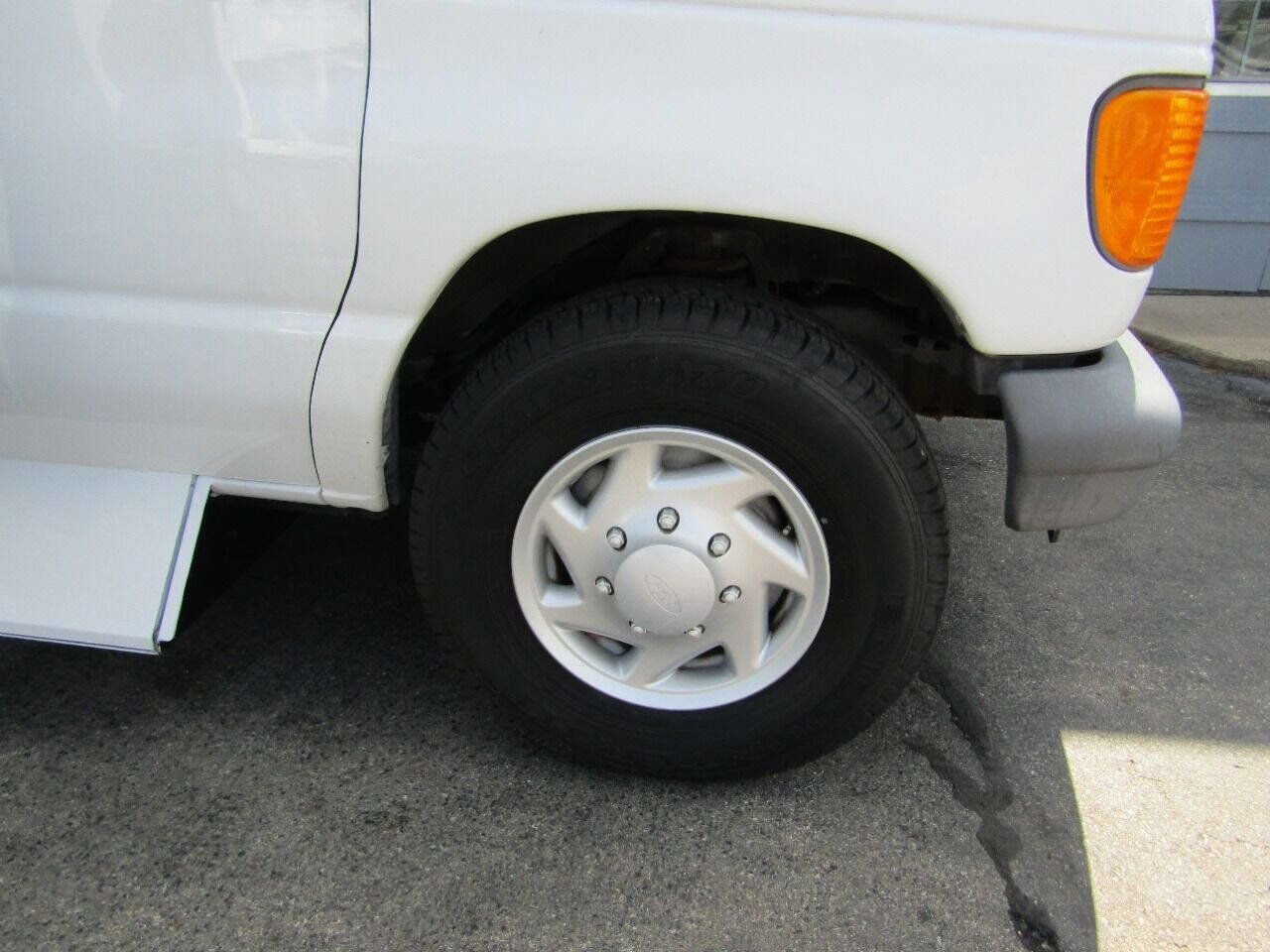 Used 2007 Ford E-350 and Econoline 350 Extended Super Duty image 4