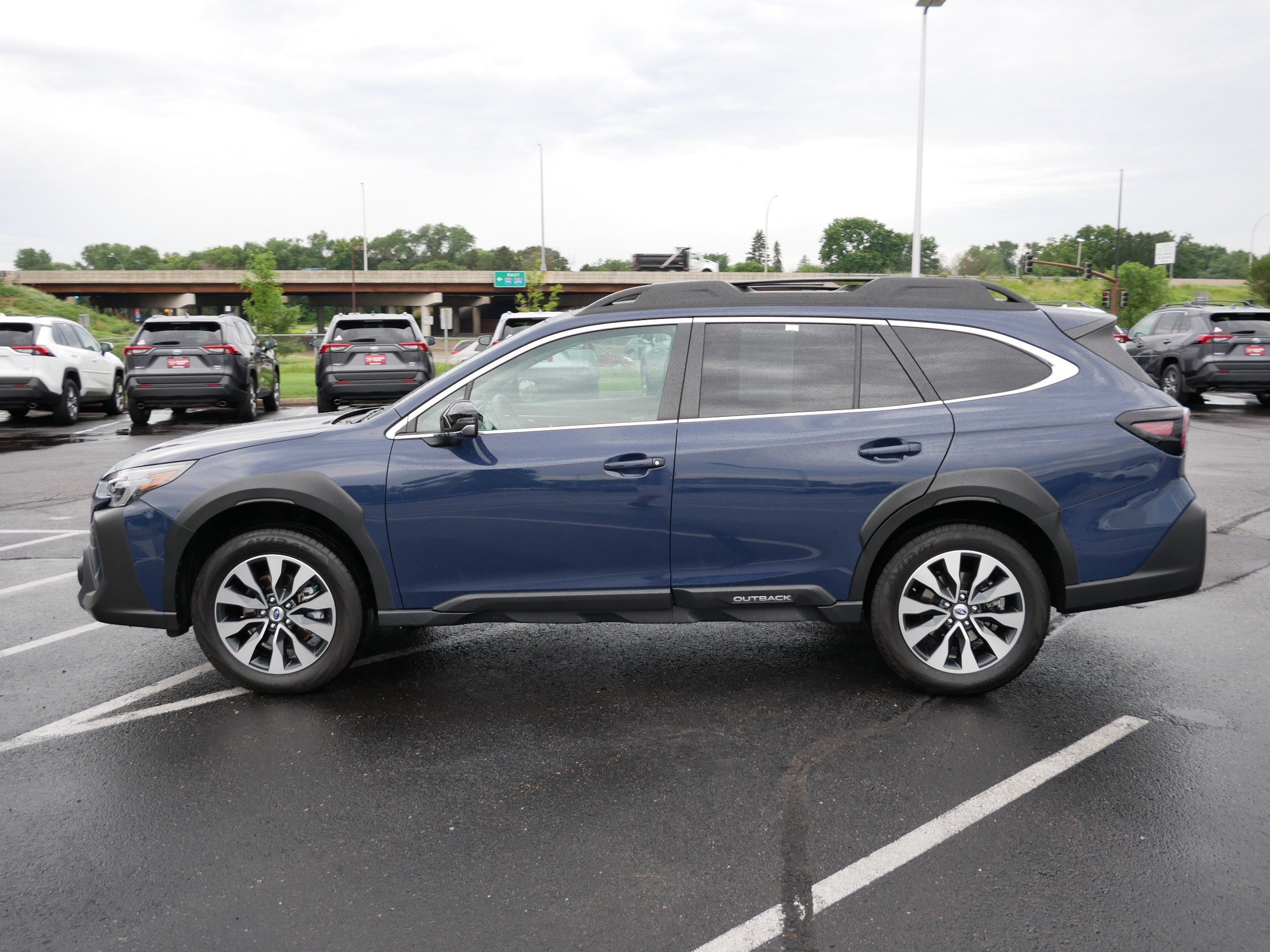 Used 2023 Subaru Outback Limited AWD/4WD image 4