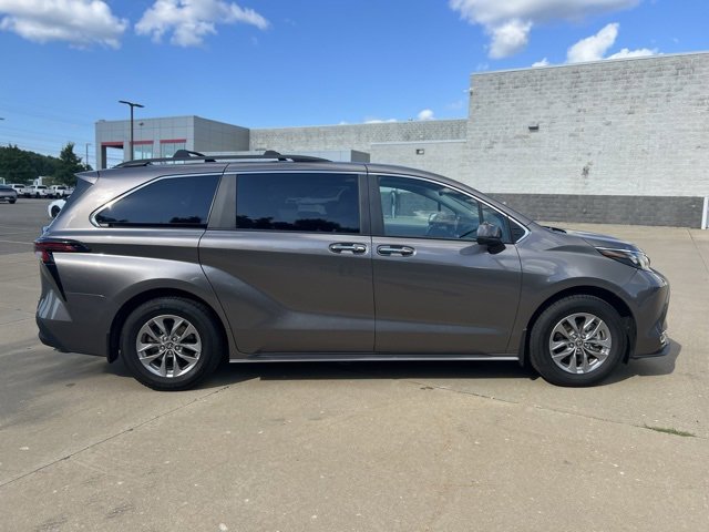 Used 2024 Toyota Sienna XLE image 6