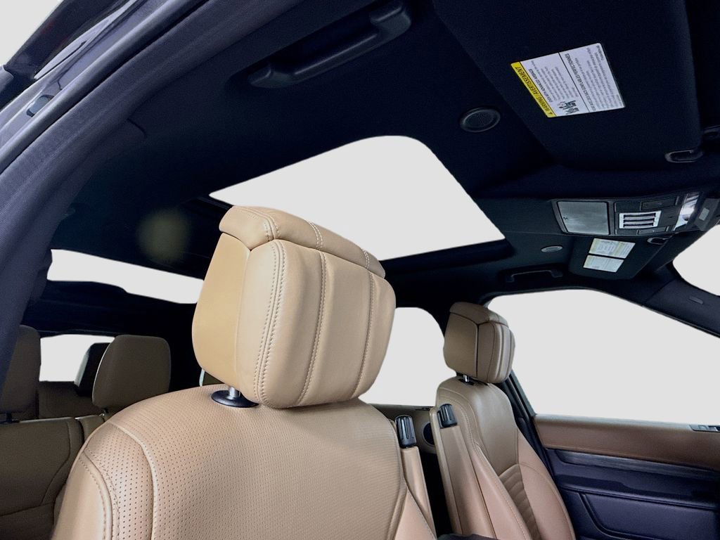 Used 2023 Land Rover Discovery Metropolitan Edition image 19