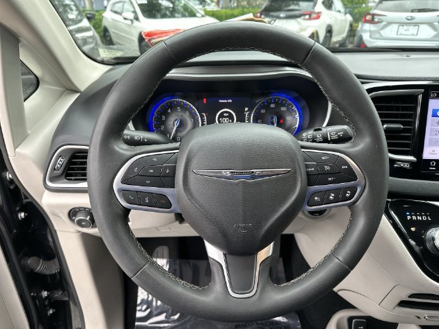 Used 2023 Chrysler Pacifica Touring-L FWD image 14