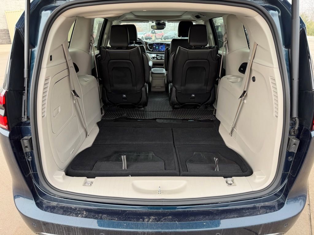 Used 2023 Chrysler Pacifica Limited image 32
