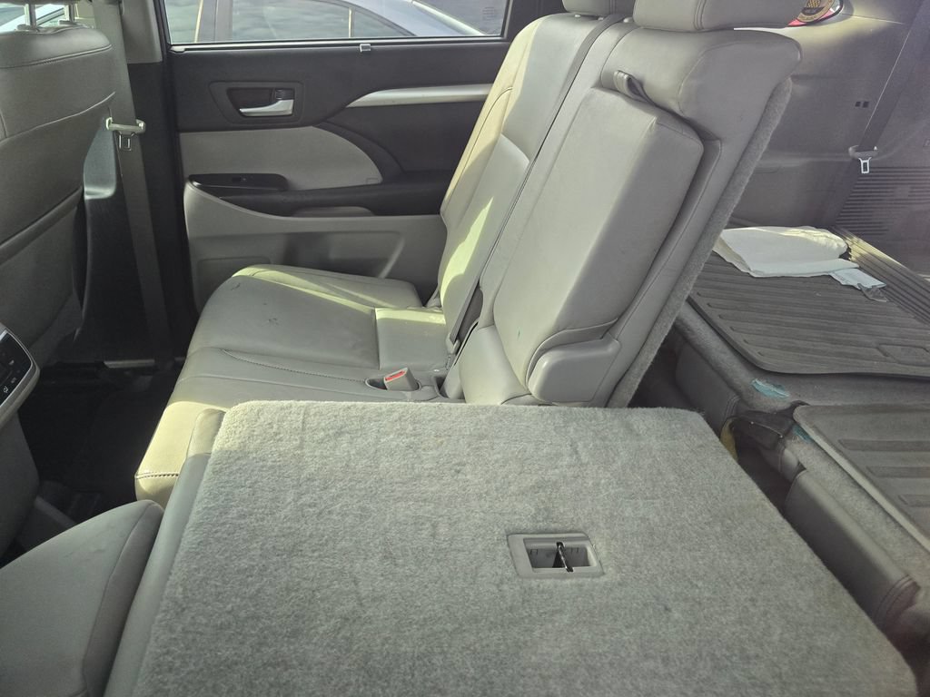 Used 2014 Toyota Highlander XLE FWD image 22