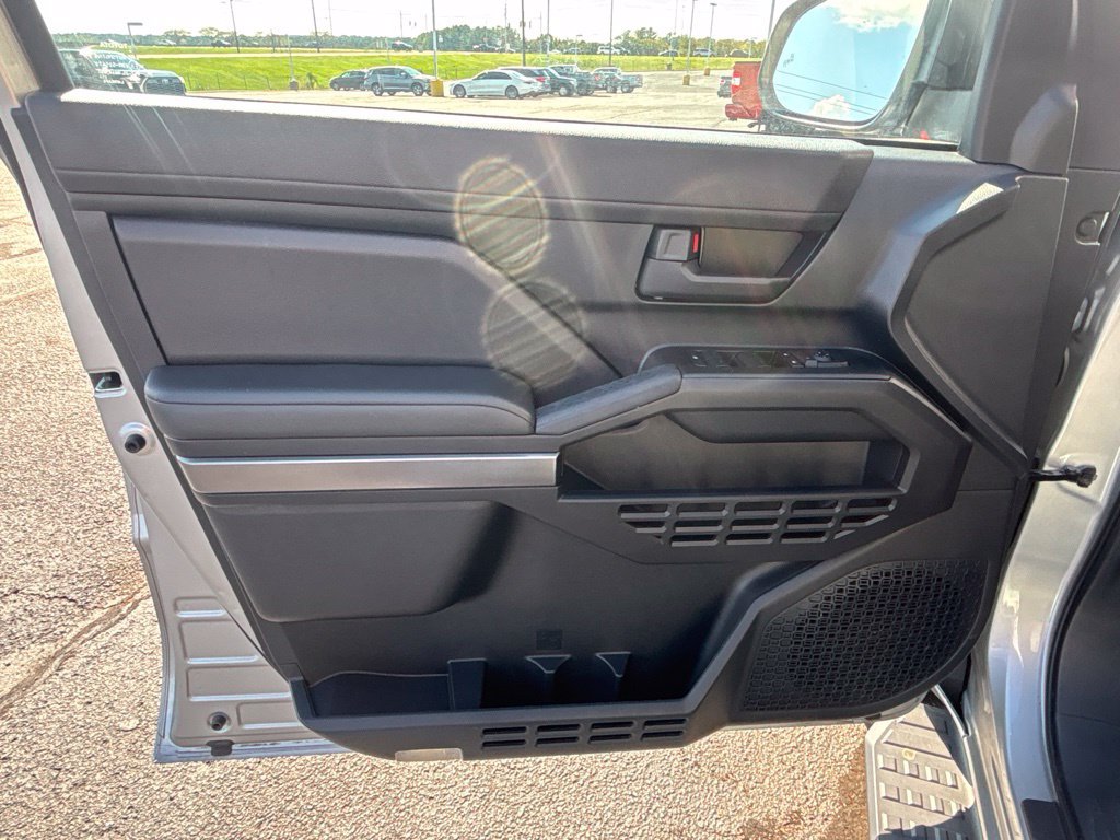 Used 2025 Toyota 4Runner SR5 AWD/4WD image 7