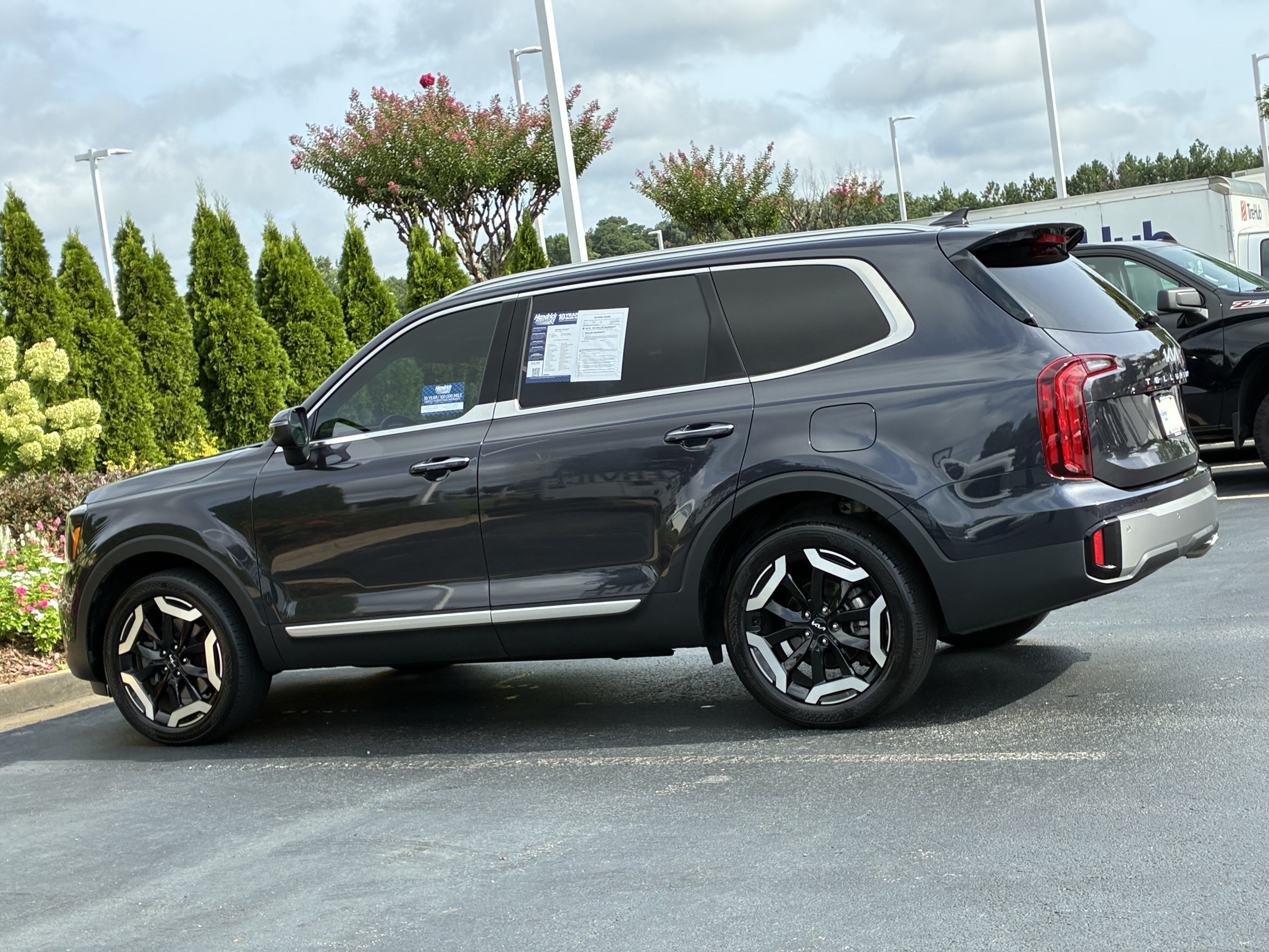 Used 2025 Kia Telluride S FWD image 8