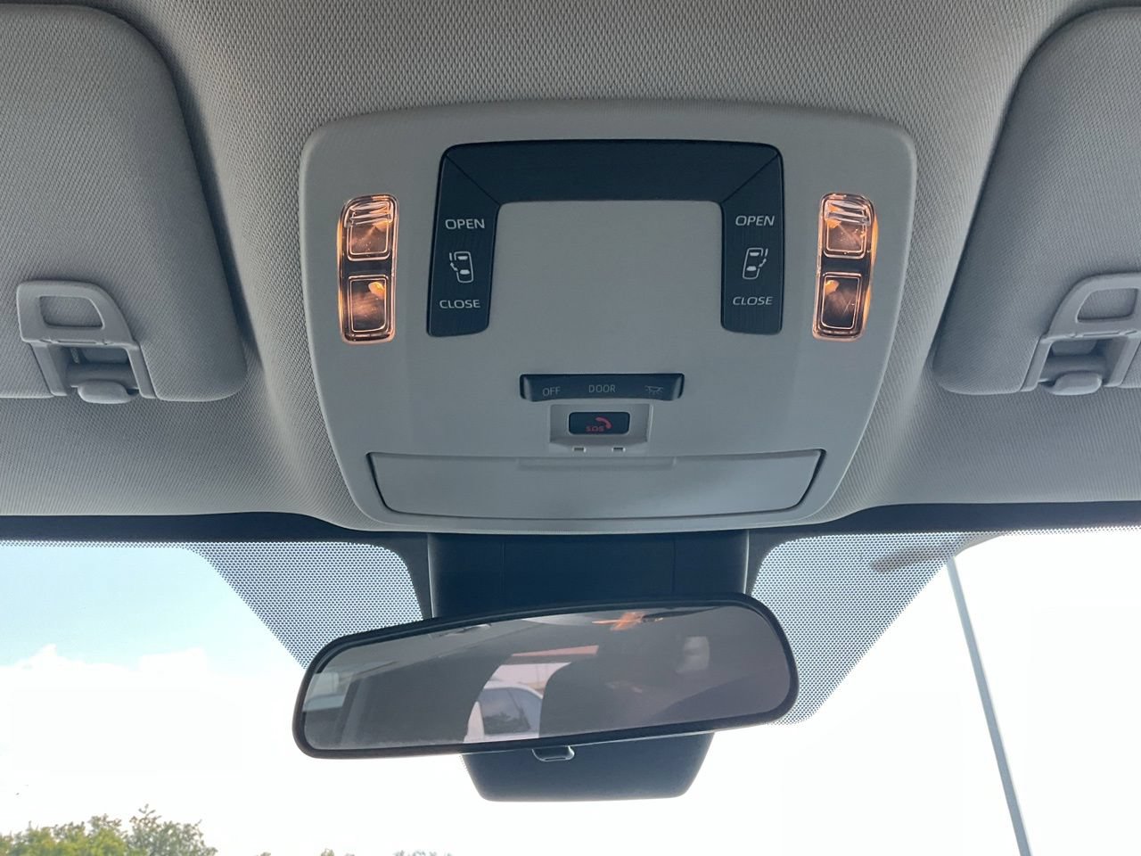 Used 2025 Toyota Sienna LE FWD image 14