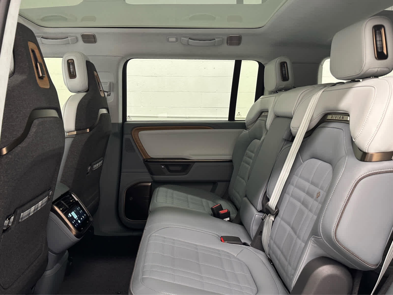 Used 2026 Rivian R1S Premium image 15