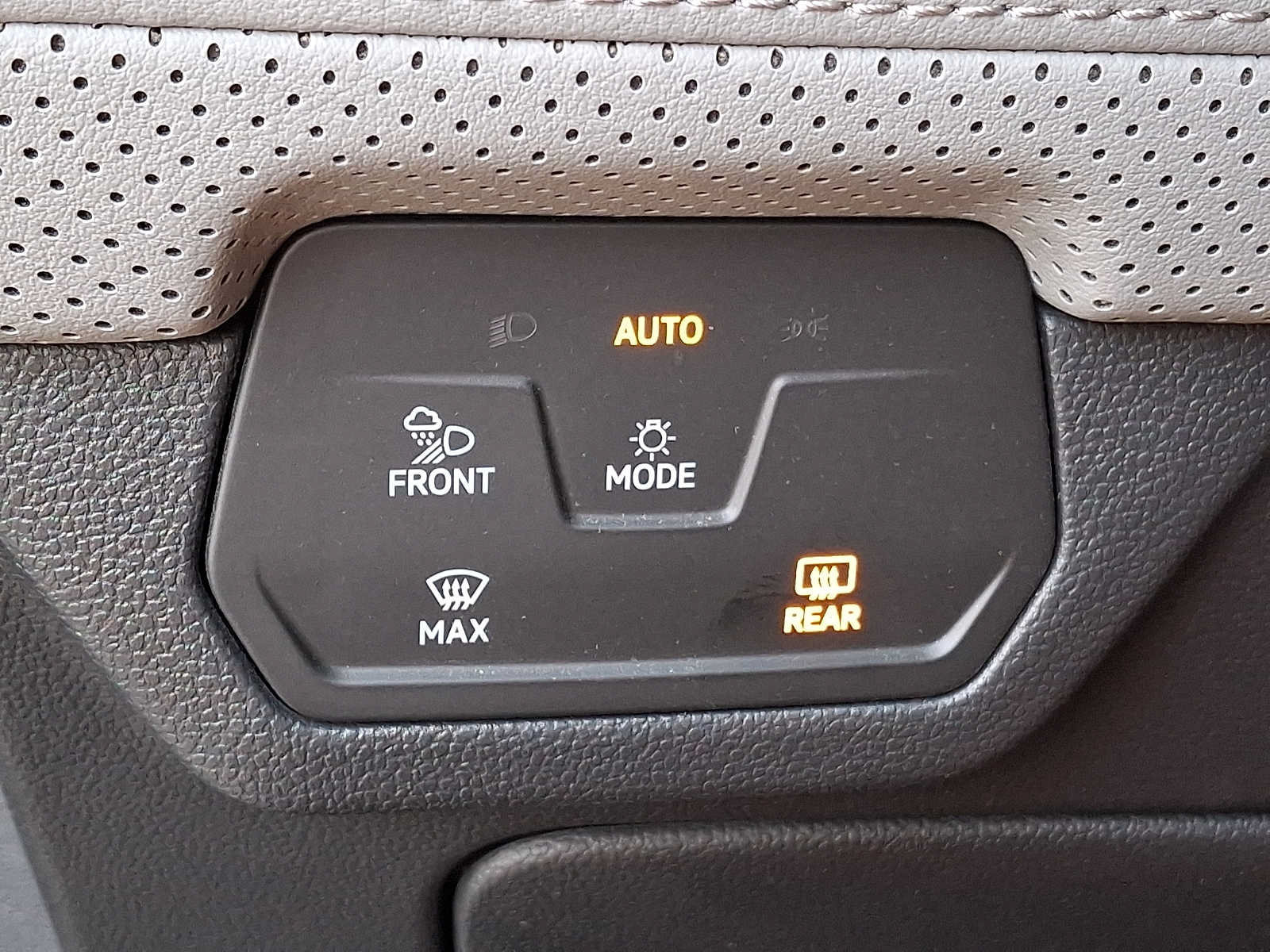Certified 2024 Volkswagen Atlas Peak Edition SE AWD/4WD image 23