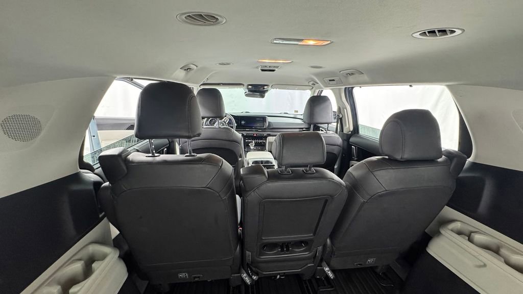 Used 2024 Kia Carnival EX FWD image 19