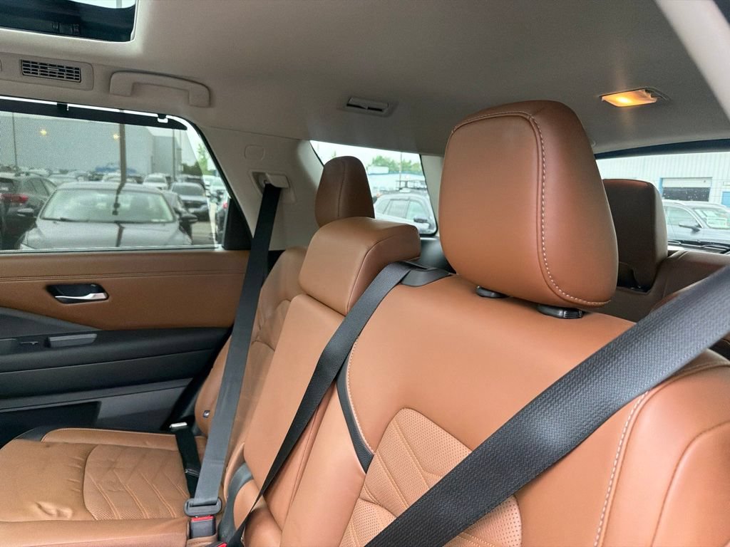Used 2024 Nissan Pathfinder Platinum w/ Cargo Package AWD/4WD image 17