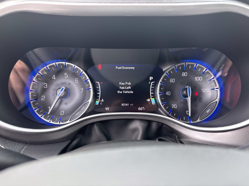 Used 2023 Chrysler Pacifica Touring-L AWD/4WD image 23