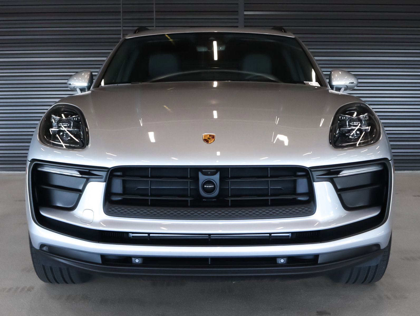 Used 2025 Porsche Macan image 8
