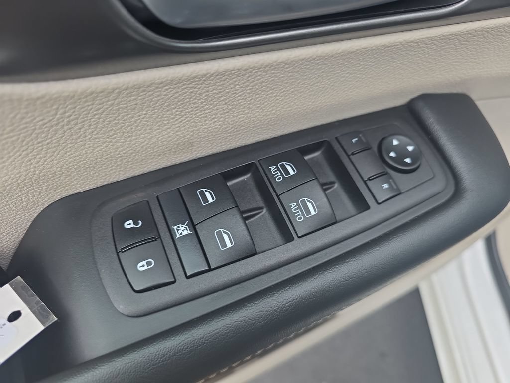 Used 2024 Chrysler Pacifica Touring-L FWD image 13