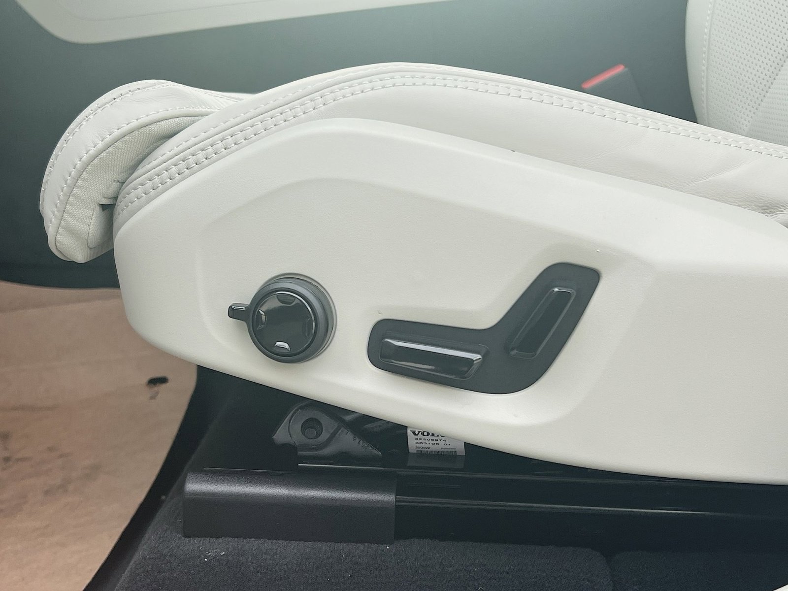 New 2026 Volvo XC60 B5 Ultra w/ Protection Package Premier image 14