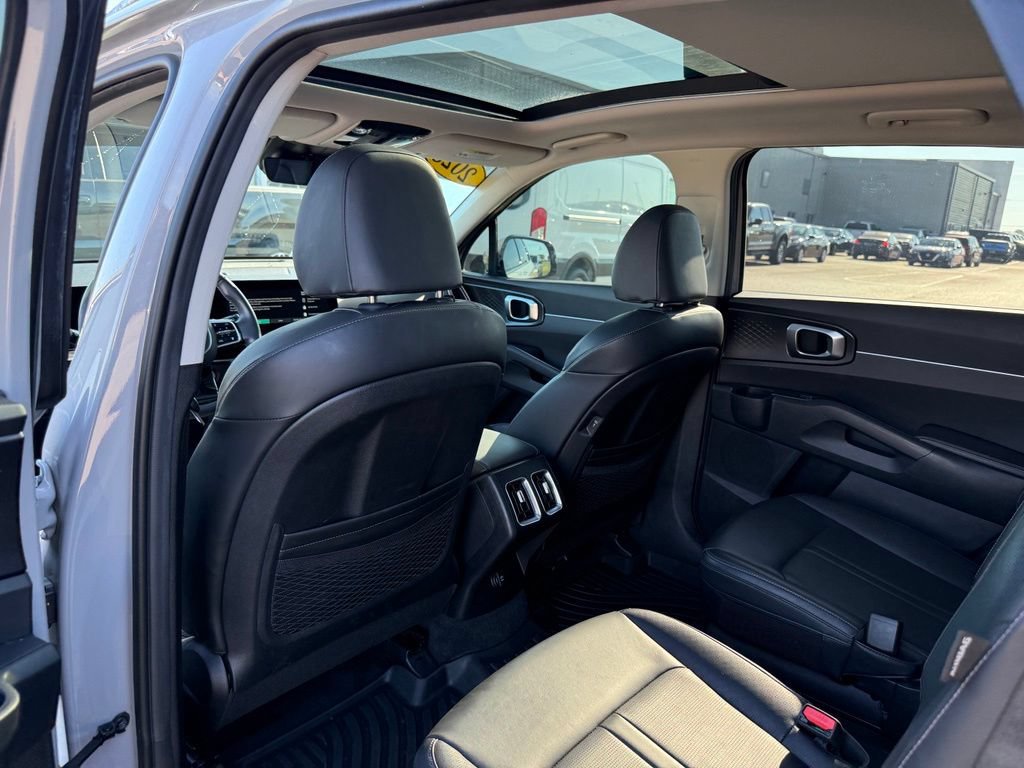 Used 2025 Kia Sorento EX w/ Panoramic Sunroof Package FWD image 9