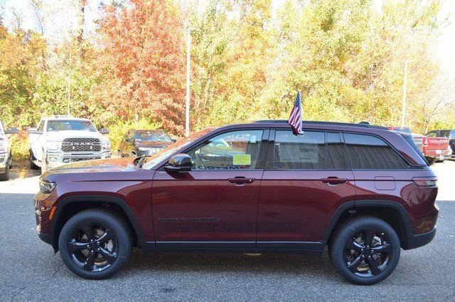 New 2025 Jeep Grand Cherokee Limited w/ Black Appearance Package image 5