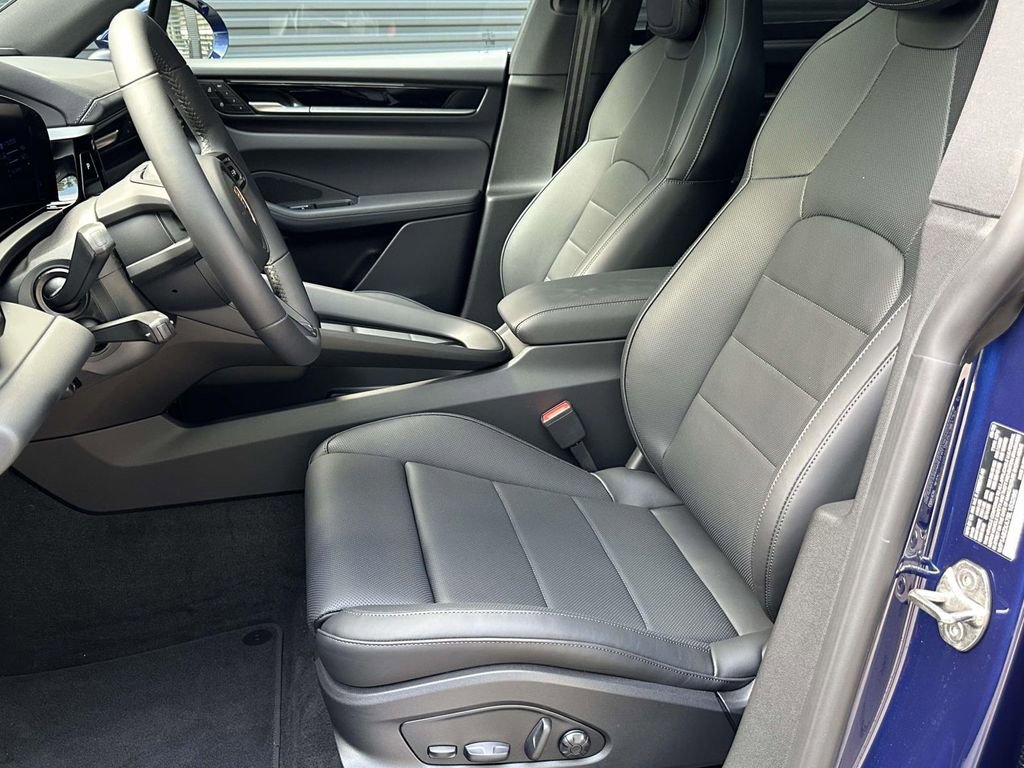 Used 2025 Porsche Macan 4S Electric AWD/4WD image 5